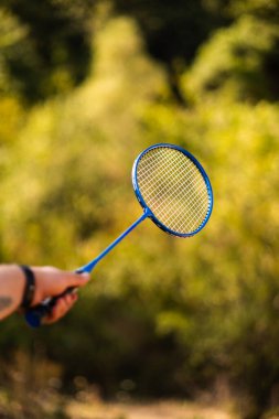 Tenis raketini tutan bir elin yakın çekimi..