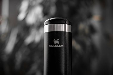 Stanley Termos dayanıklı, güvenilir ve içkilerinizi saatlerce sıcak ya da soğuk tutmak için tasarlanmış. Açık hava maceraları ve günlük kullanım için mükemmel..