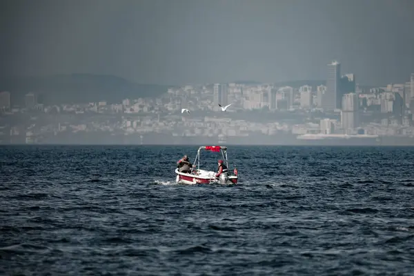 Yelkenliler rüzgarlı havada denizin mavi sularında denize açılır.