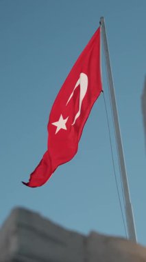 Güneşli bir günde gökyüzünde sallanan hindi bayrağı