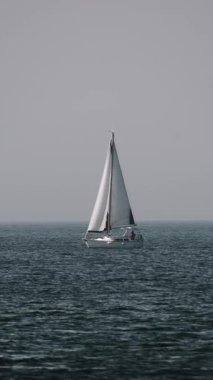 Denizde yelkenli teknesi