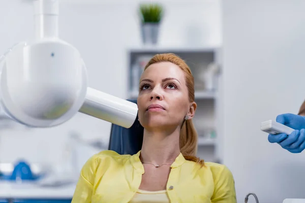 Стоматолог Готовит Рентгеновский Снимок Зуба Пациента Стоматологической Клинике — стоковое фото