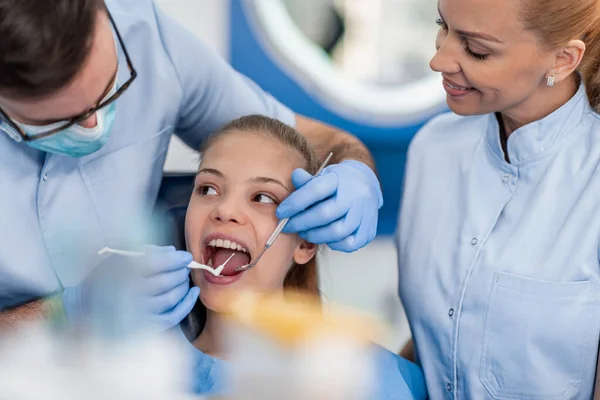 Dentista Examinando Dentes Paciente Consultório Odontológico Conceito Pessoas Estomatologia Cuidados — Fotografia de Stock