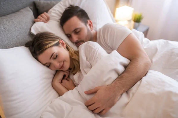 Kochająca Para Śpiących Piękna Kochająca Się Para Sypiająca Sobą Sypialni — Zdjęcie stockowe