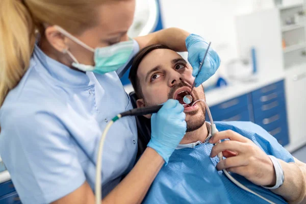 女牙医与病人一起工作 牙科护理 照顾牙齿 — 图库照片
