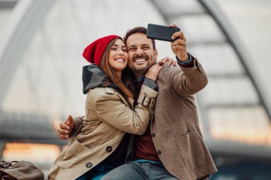 Çiftler dışarıda eğlenirken selfie çekerler. Birlikte mutlu anlar.