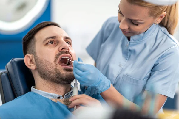 女牙医与病人一起工作 牙科护理 照顾牙齿 — 图库照片