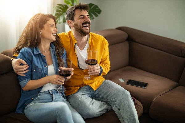 Pareja Joven Disfrutando Casa Bebiendo Vino Celebrando Aniversario —  Fotos de Stock