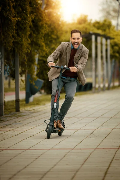 Atractivo Hombre Negocios Montando Patinete Scooter Ciudad Viajes Personas Concepto — Foto de Stock