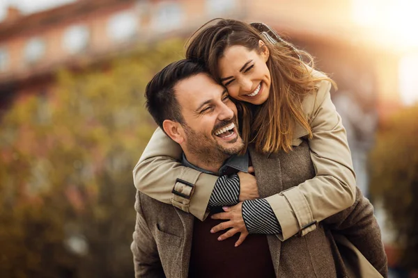 Liebevolles Junges Paar Das Sich Freien Umarmt Und Gemeinsam Lächelt — Stockfoto