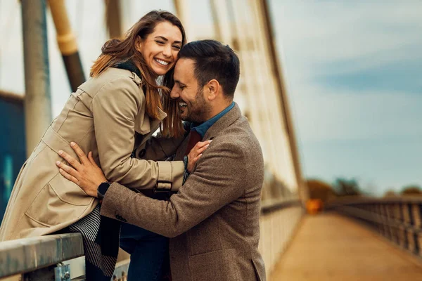 Milující Mladý Pár Objímající Usmívající Spolu Venku — Stock fotografie