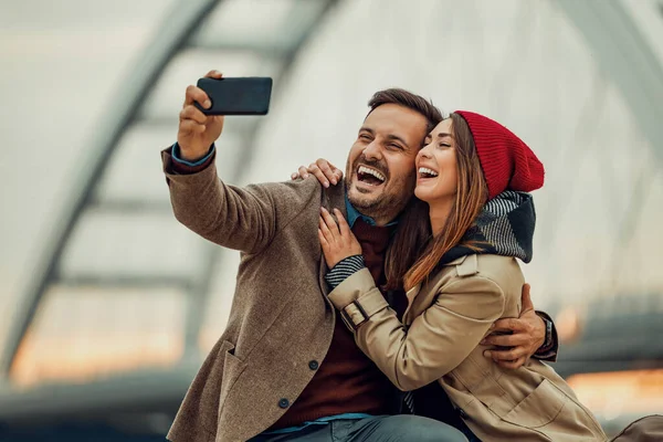 Paar Macht Selfie Beim Gemeinsamen Genießen Freien Glückliche Gemeinsame Momente — Stockfoto