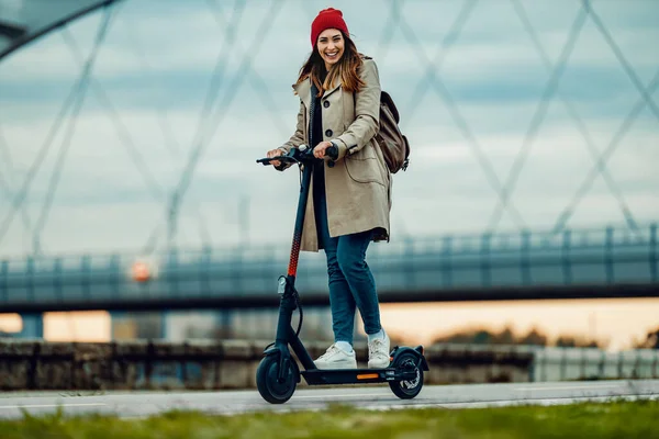 Jonge Vrouw Rijdt Met Haar Scooter Stad Zonnige Dag Ecologisch — Stockfoto