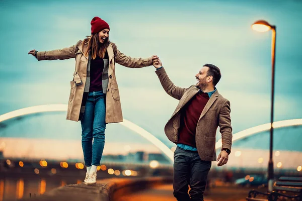 Glückliches Verliebtes Paar Das Spaß Freien Hat Und Lächelt Gemeinsam — Stockfoto