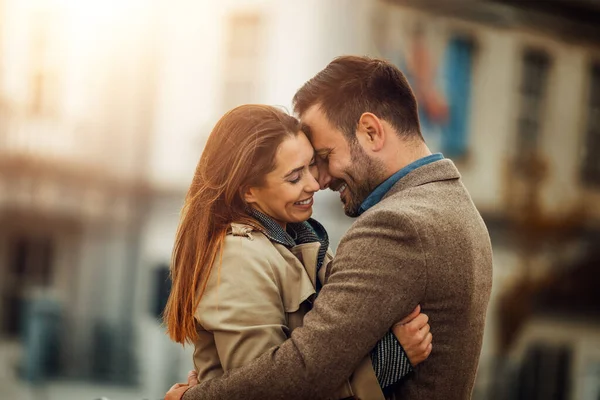 Amar Pareja Joven Abrazando Sonriendo Juntos Cita Romántica — Foto de Stock