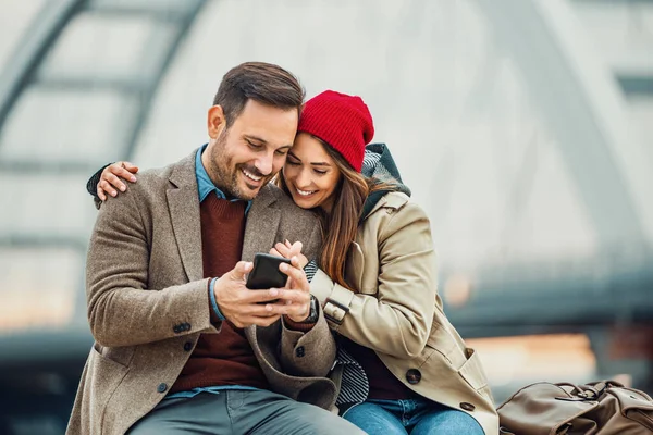 Liebendes Junges Paar Lächelt Zusammen Sie Nutzen Smartphone — Stockfoto