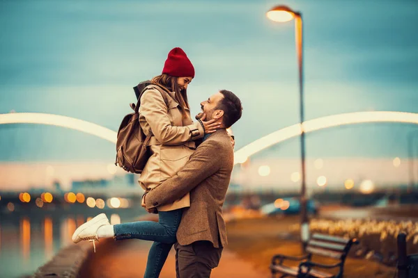 Amar Joven Pareja Abrazándose Sonriendo Juntos Ciudad —  Fotos de Stock
