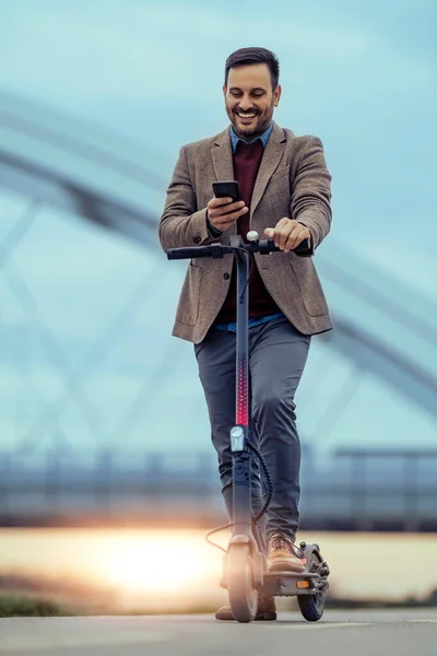 Joven Traje Conduciendo Scooter Usando Teléfono Móvil Día Soleado Concepto — Foto de Stock