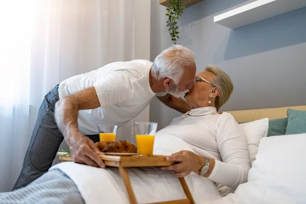 Frukost Sängen Senior Man Med Frukost Till Sin Fru Sovrummet — Stockfoto