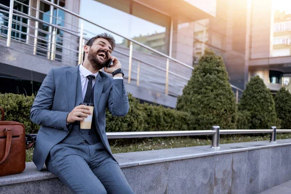 Молодий Бізнесмен Розмовляє Телефону Перед Своєю Будівлею Кавою Сонячний День — стокове фото