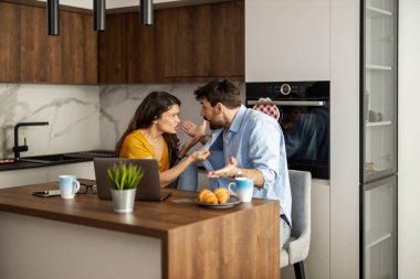 Modern dekorlarla çevrili şık mutfaklarında hararetli bir tartışmaya giren bir çift. Kahvaltıda yüzleştikçe duygular yükselir, bu da ilişki gerilimini gösterir..