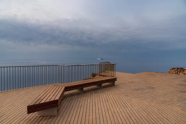 Torrenueva Costa, Granada 'daki Jolucar kayasının yanındaki Akdeniz manzarası.