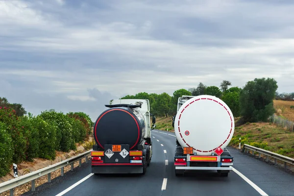 Zwei Mit Gefährlichen Gütern Beladene Lastwagen Einer Verschmutzt Flüssigkeiten Und — Stockfoto