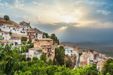 La Iruela, Cazorla, Jaen, Endülüs, arka planda zeytinlikleri olan kasaba manzarası.