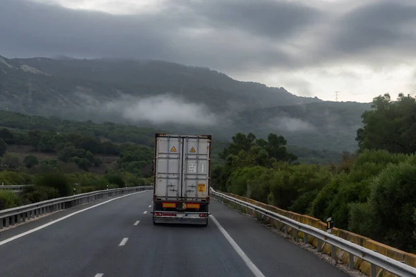 Camión Con Contenedor Conduciendo Carretera Día Tormentoso Nublado — Foto de Stock