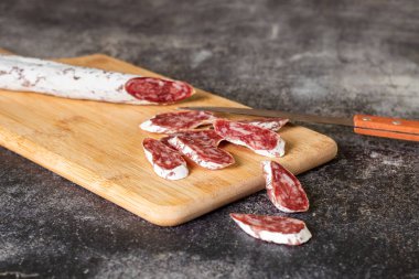 İspanya 'nın dört bir yanına yayılmış domuz eti ve domuz pastırmasına dayalı, ahşap bir kesme tahtasıyla dilimlenmiş, tipik Katalan sosisi..