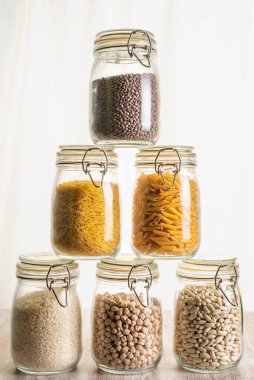 Mutfak havanının yanında ahşap kesim tahtaları var..