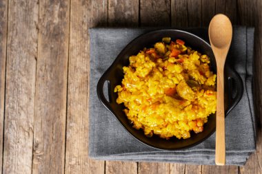 Eski ahşap arka planda bir porsiyon etli siyah kırsal tabak..