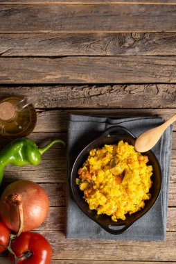 Bir porsiyon etli siyah kırsal tabak. Hazırlığında sebzeler kullanılıyor..