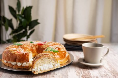 Roscon de Reyes, bir fincan kahveyle birlikte kaymağının kaymağını ortaya çıkarıyor..