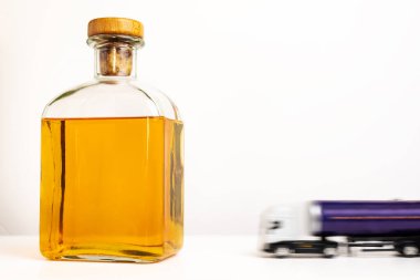 Viski şişesi ve oyuncak kamyon şişeye doğru hızla ilerliyor, profesyonel sürüş ve alkol..