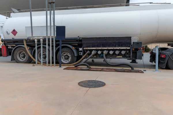 Tankwagen Beim Entladen Einer Tankstelle Mit Zwei Angeschlossenen Schläuchen Gasgewinnungsschlauch — Stockfoto