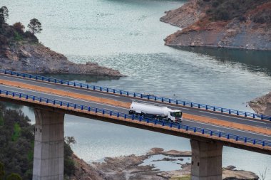 Tehlikeli malzeme plakalı bir tanker bataklığın üzerinden viyadük geçiyor..