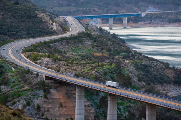 Camión Refrigerado Conduciendo Por Una Carretera Con Puentes Sobre Pantano —  Fotos de Stock