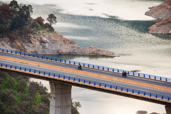 Motocicletas Que Circulan Por Viaducto Sobre Pantano —  Fotos de Stock