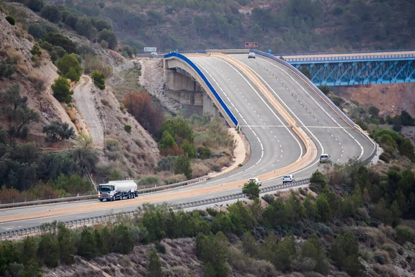 Camión Cisterna Combustible Conduciendo Por Una Carretera Con Puentes —  Fotos de Stock