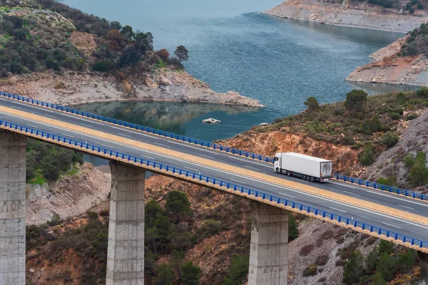 Camión Con Semirremolque Refrigerado Que Atraviesa Viaducto —  Fotos de Stock