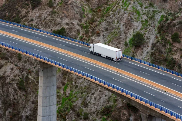 Vrachtwagen Met Een Gekoelde Oplegger Die Een Brug Rijdt — Stockfoto