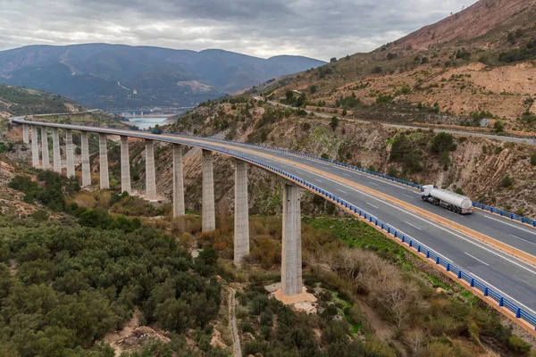 Paisaje Con Viaducto Muy Largo Alto Primer Plano Que Rodea —  Fotos de Stock