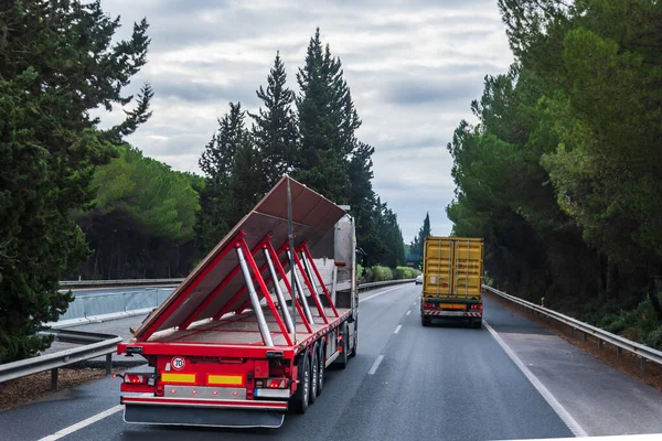 Vrachtwagen Met Een Speciale Oplegger Voor Het Vervoer Van Grote — Stockfoto