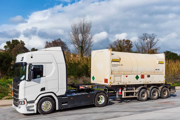 Lkw Mit Container Für Den Transport Gefährlicher Gase Mit Der — Stockfoto