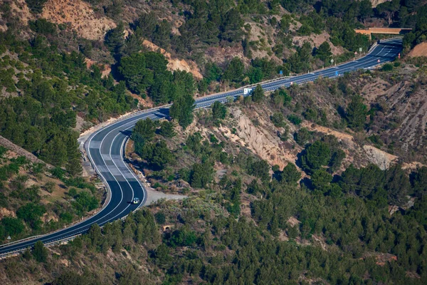 Polis trafik kontrol aracı dolambaçlı bir dağ yolunda ilerliyor..