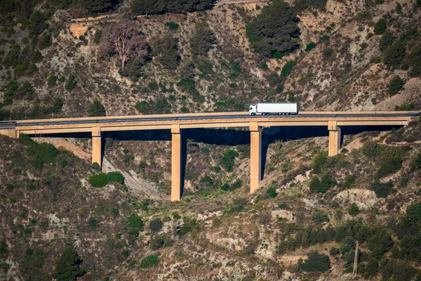 Camión Con Remolque Refrigerado Atravesando Viaducto Entre Montañas —  Fotos de Stock