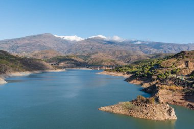 Granada 'daki Kurallar Bataklığı yarı kapasiteyle Sierra Nevada' nın arka planında beyaz tepeler var..