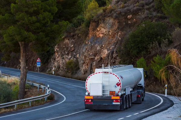 Camión Cisterna Combustible Conduciendo Camino Montaña — Foto de Stock