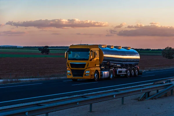 Flüssigkeitstank Lkw Fährt Bei Sonnenuntergang Auf Der Autobahn Nahaufnahme — Stockfoto